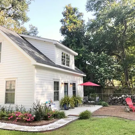 Liz Lane Cottage- Entire Guesthouse